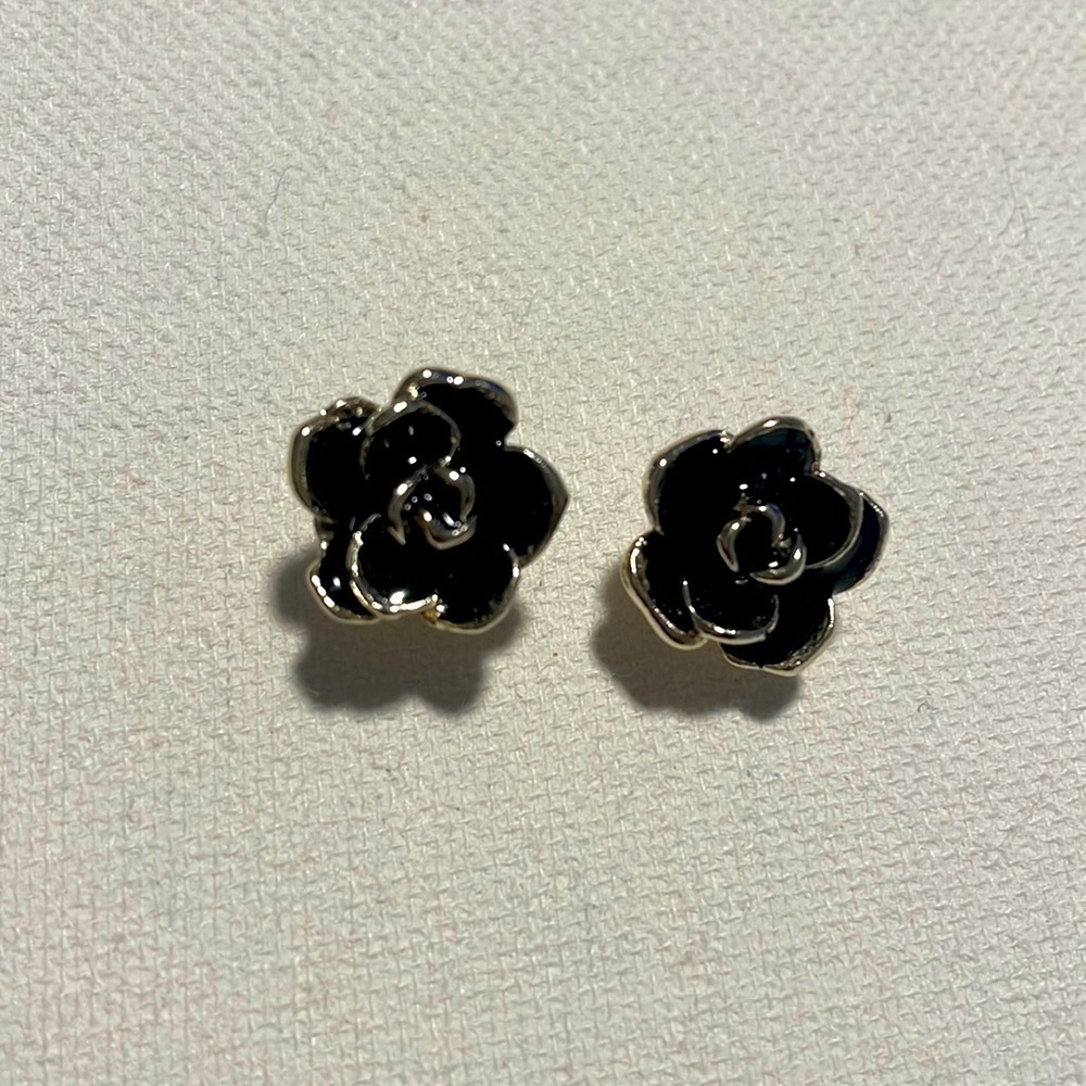 Floral earrings Black goldtone stud earrings unbranded jewelry size medium